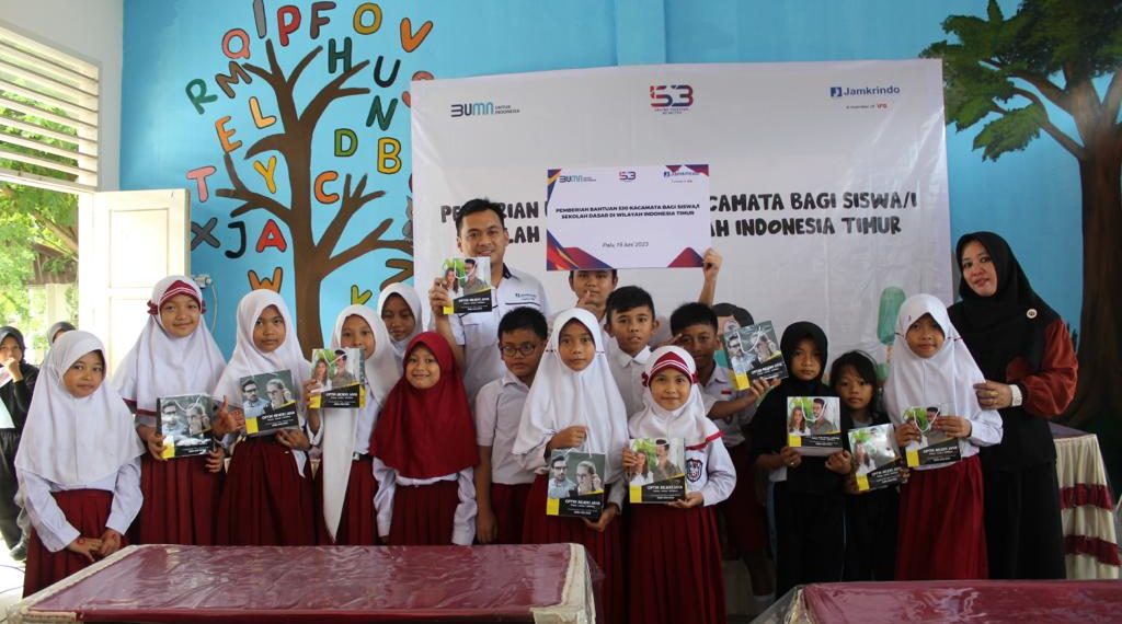 Jamkrindo Bagi Ratusan Kacamata Gratis Untuk Pelajar di Indonesia Timur