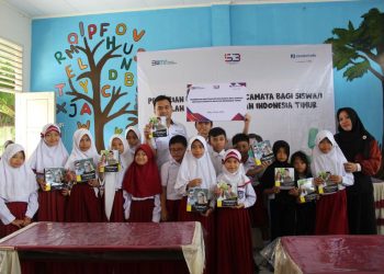 Jamkrindo Bagi Ratusan Kacamata Gratis Untuk Pelajar di Indonesia Timur