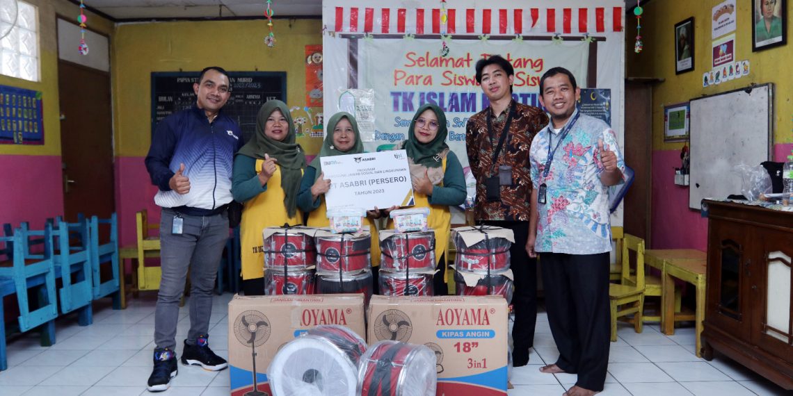 Asabri Serahkan Bantuan Sarana Dan Prasarana Kepada Yayasan Pendidikan Anak Usia Dini (Paud) Al-Akhyar Dan Tk Islam Kartini