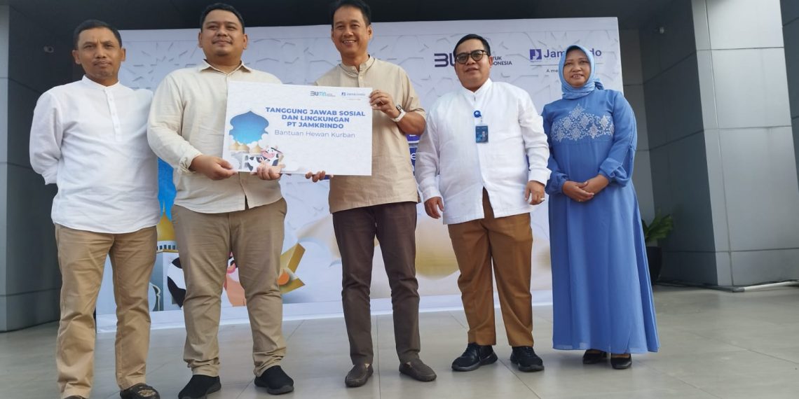 Jamkrindo Bagikan Hewan Kurban