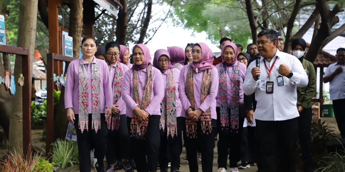 Ibu Iriana dan OASE KIM Dukung Langkah BSI Lakukan Pelestarian Lingkungan Laut