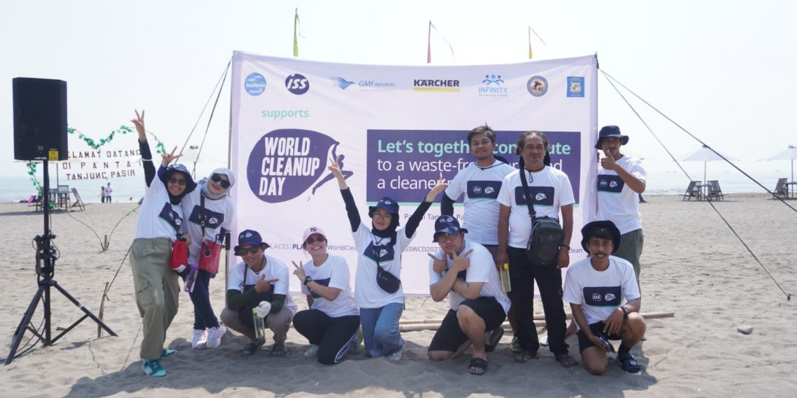 Lets Do Its Dalam Aksi World Cleanup Day di Pantai Tanjung Pasir