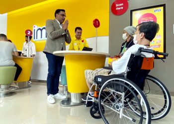 CEO Indosat Layani Pelanggan