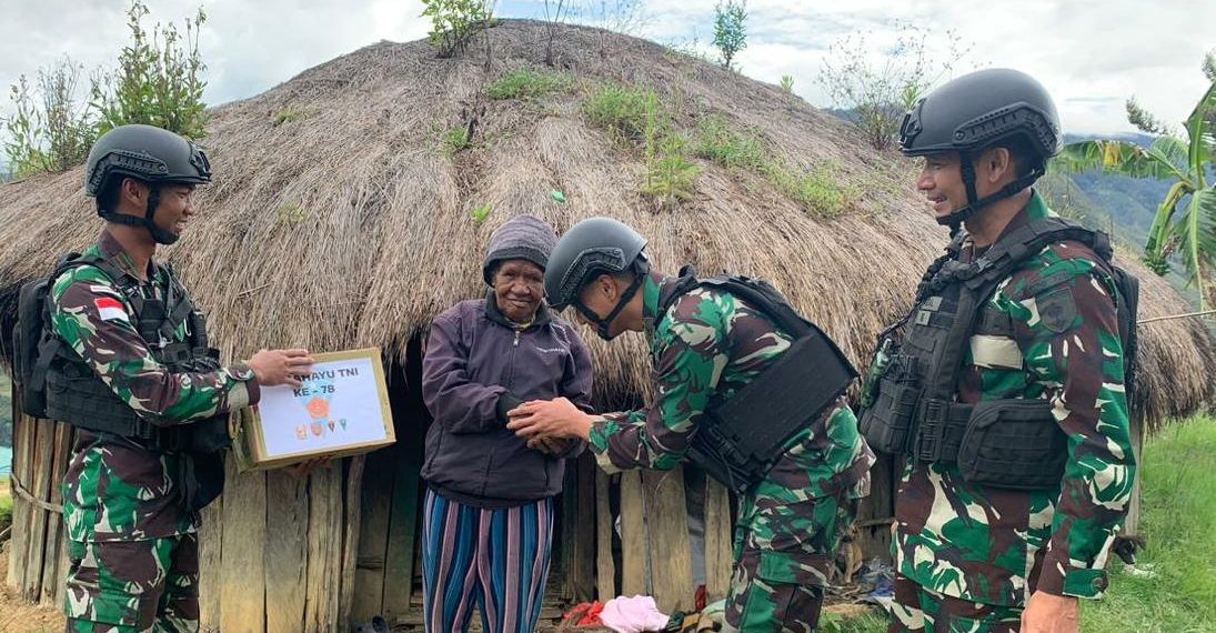 Dalam Rangka HUT TNI Ke-78, Satgas Yonif 721/Mks Bagikan Sembako Untuk Warga Desa Konikme