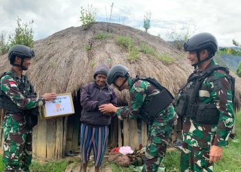 Dalam Rangka HUT TNI Ke-78, Satgas Yonif 721/Mks Bagikan Sembako Untuk Warga Desa Konikme