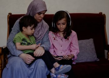 Menonton Video dan Beri Pelukan Cara Ibu di Gaza Menenangkan Anak Disaat Perang