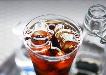 Cegah Sakit, ini Cara Membedakan Es Batu dari Air Matang dan Air Mentah