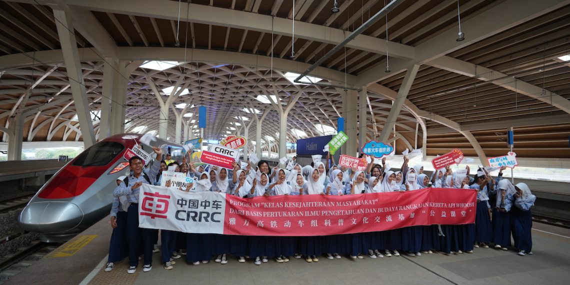 Kelas Kesejahteraan Masyarakat Kereta Api WHOOSH Memasuki Sekolah dan Menerangi Mimpi Teknologi Generasi Muda