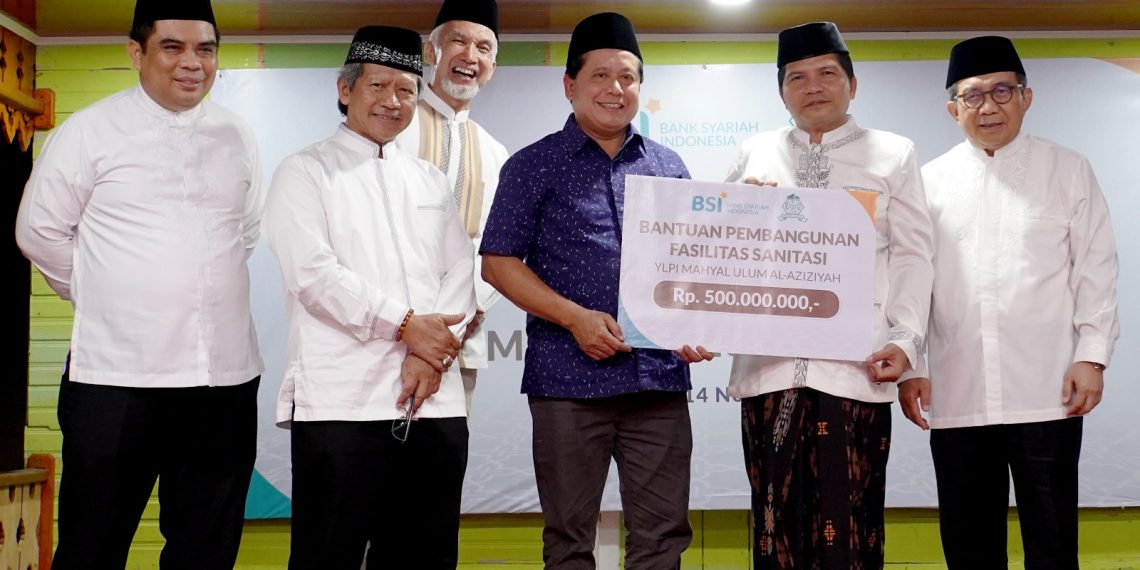 BSI Silaturahmi dan Serahkan Bantuan Fasilitas Sanitasi YLPI Mahyal Ulul Al Aziziyah