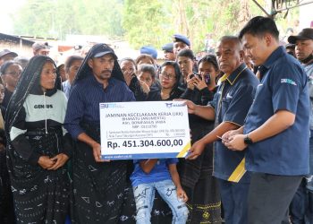 Asabri Berikan Manfaat Jaminan Kecelakaan Kerja Kepada Ahli Waris (Anumerta) Alm. Bonifasius Jawa Dan Menjamin Biaya Perawatan Dan Pengobatan Bharatu Rani Yohanes Seran Sampai Sembuh