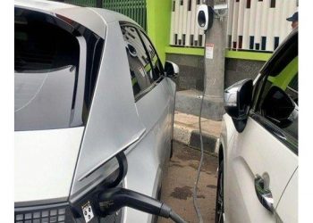 Langkah Inovatif PLN untuk Masa Depan Ramah Lingkungan, Jadikan Tiang Listrik Stasiun Pengisian Mobil Listrik