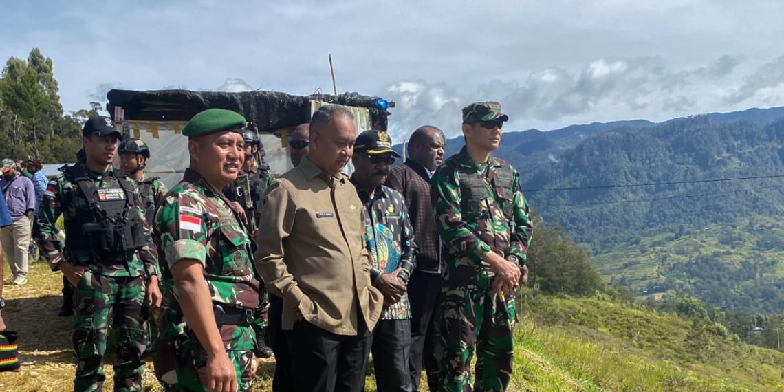 Satgas Yonif 721/Mks Bersama Forkopimda Sambut Kunjungan Kerja Pj Gubernur Papua Pegunungan di Lanny Jaya