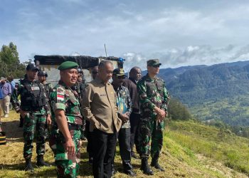 Satgas Yonif 721/Mks Bersama Forkopimda Sambut Kunjungan Kerja Pj Gubernur Papua Pegunungan di Lanny Jaya