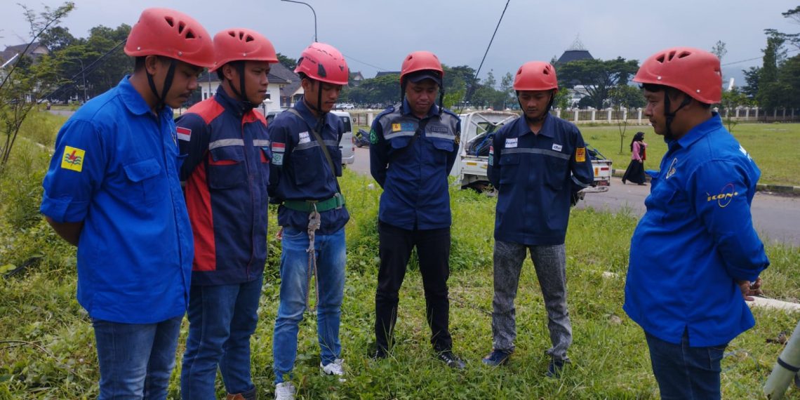 Demi Keamanan dan Keandalan Jaringan, PLN Icon Plus Lakukan Penertiban, Improvement, dan Simplifikasi Kabel FO di Sumedang