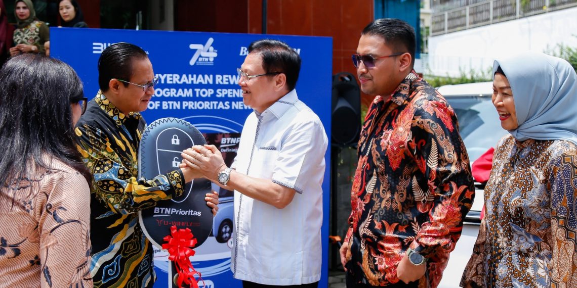 BTN Serahkan Hadiah Mobil dan Motor Listrik kepada Pemenang Program Top Spender Kartu Debit BTN prioritas