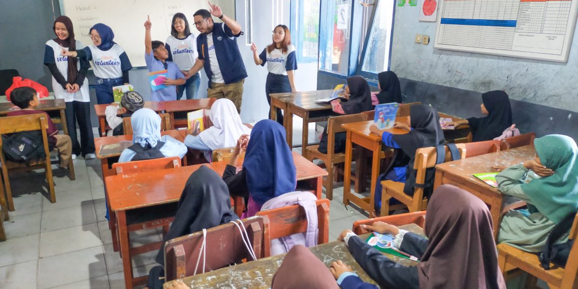 Berkarya Bercerita: Kontribusi Nyata ERHA Ultimate Volunteer dalam Meningkatkan Kualitas Pendidikan Anak Pemulung di Bantar Gebang