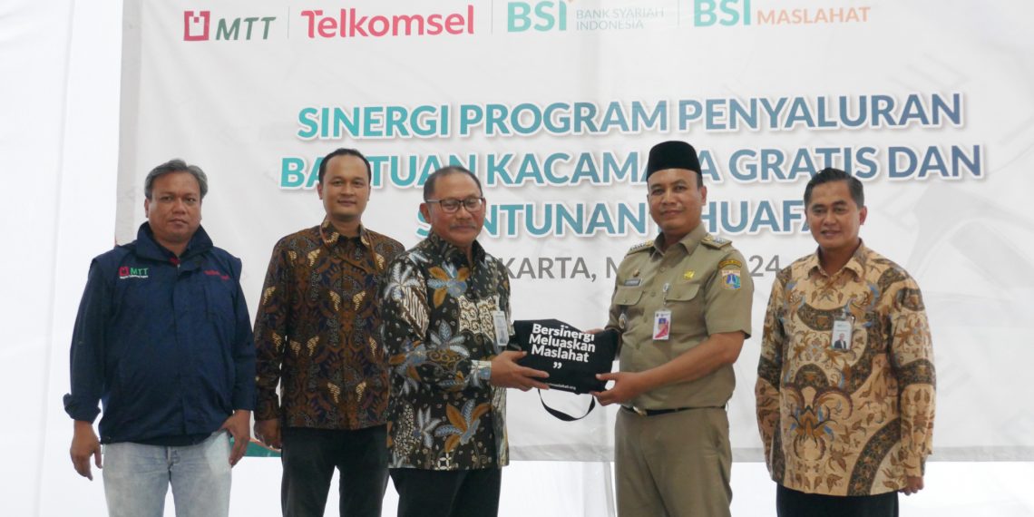 Bantuan Kacamata Gratis dan Santunan Kepada 250 Masyarakat Pra Sejahtera