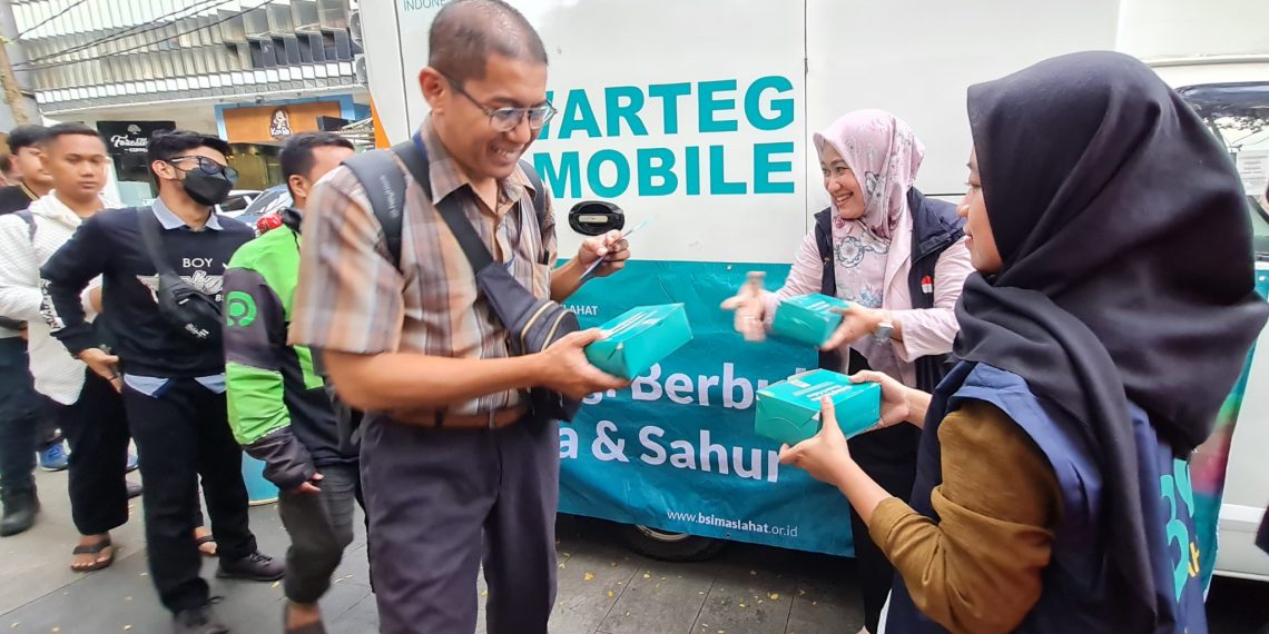 BSI Maslahat Bagi Paket Berbuka Bersama Key Opinion Leader (KOL) di Area Stasiun Sudirman