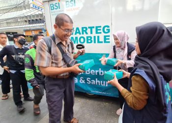 BSI Maslahat Bagi Paket Berbuka Bersama Key Opinion Leader (KOL) di Area Stasiun Sudirman