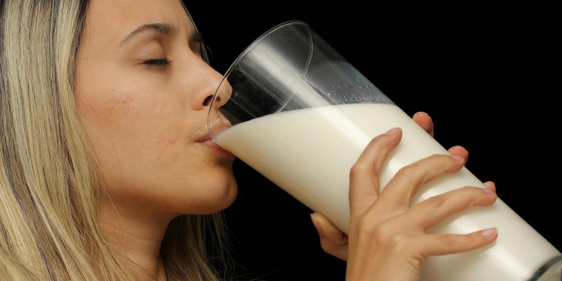 Ini Dampak Negatif Minum Susu Saat Berbuka Puasa