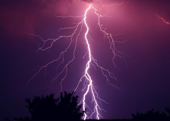 Berteduh di Bawah Pohon, Dua Anggota TNI Tersambar Petir hingga Salah Satunya Meninggal Dunia