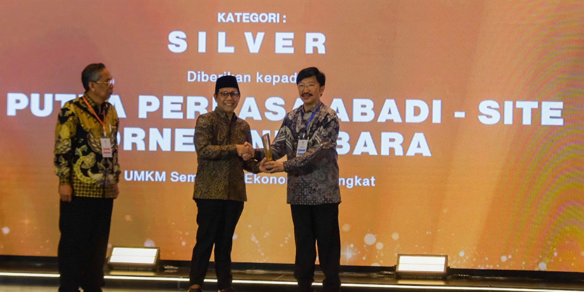 Smartfren Raih CSR & PDB Awards 2024 dari Kemendesa PDTT