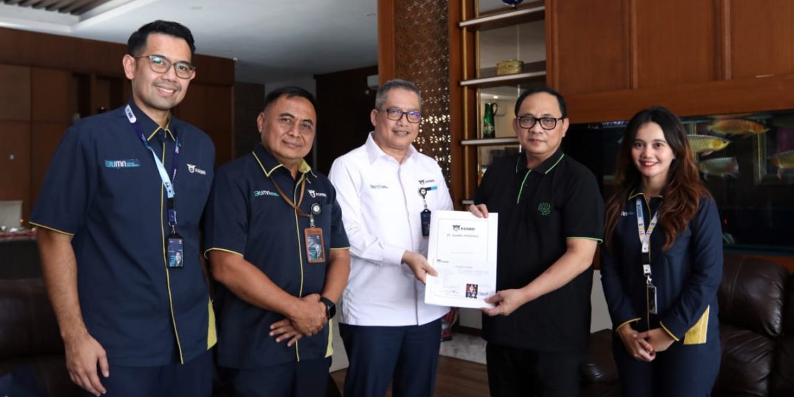 ASABRI Serahkan Manfaat Tabungan Hari Tua (THT) dan Jaminan Pensiun Pertama Kepada Wakil Kepala Kepolisian Negara Republik Indonesia Komjen Pol (Purn) Gatot Eddy Pramono 