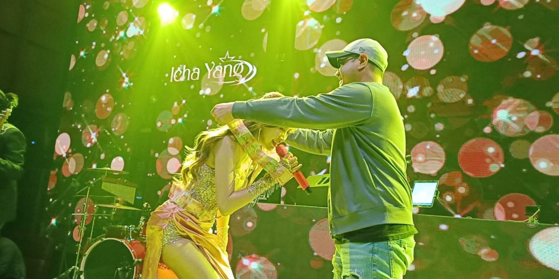 Lagi Asyik Nyanyi di Panggung, Icha Yang Disawer Artis Ferry Irawan Kalung Uang