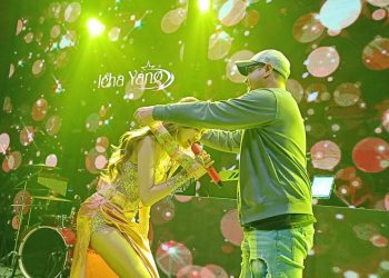 Lagi Asyik Nyanyi di Panggung, Icha Yang Disawer Artis Ferry Irawan Kalung Uang