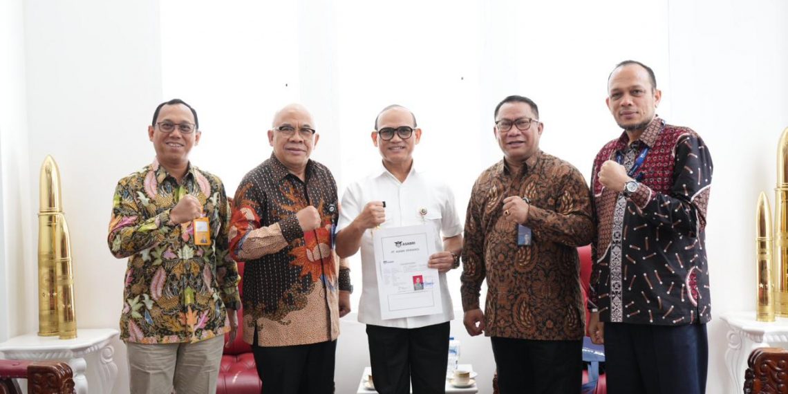 Mandiri Taspen Serahkan Pensiunan Pertama dan Hari Tua