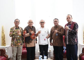 Mandiri Taspen Serahkan Pensiunan Pertama dan Hari Tua