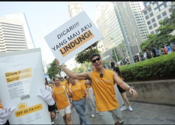 Menggandeng Fadly Faisal, IsWhite Bagi-Bagi 1000 Body Sunscreen Di Cfd Demi Ingatkan Pentingnya Proteksi Kulit Tubuh Dari Sinar Matahari