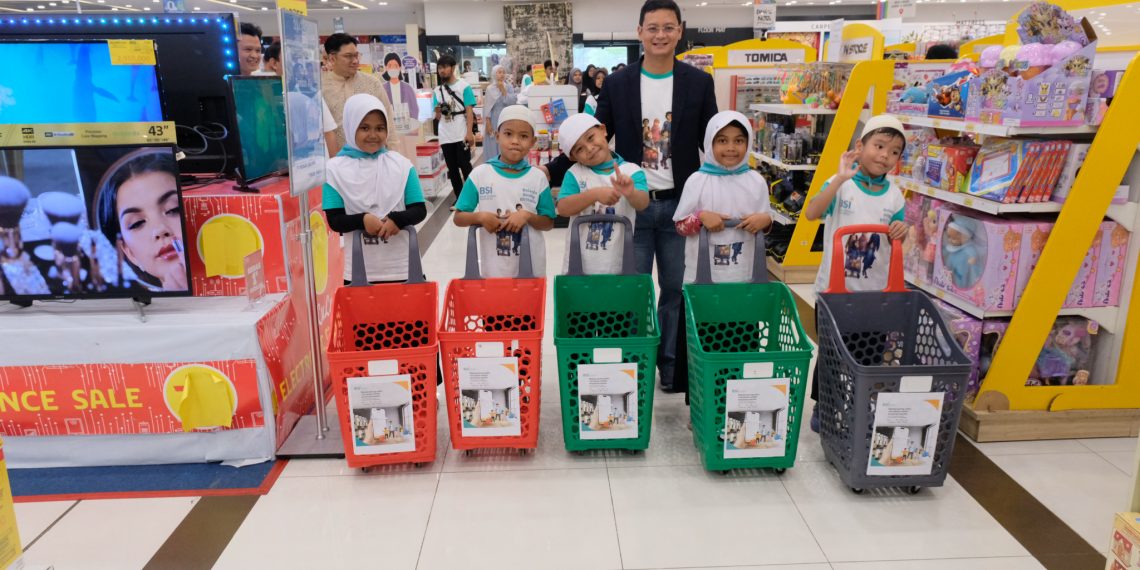 BSI Ajak Anak Yatim Belanja, Ajarkan Literasi Transaksi Syariah