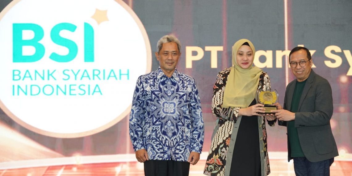 Konsisten Dukung Bisnis Berkelanjutan Dengan Portofolio Rp59,2 Triliun, BSI Raih Dua Penghargaan