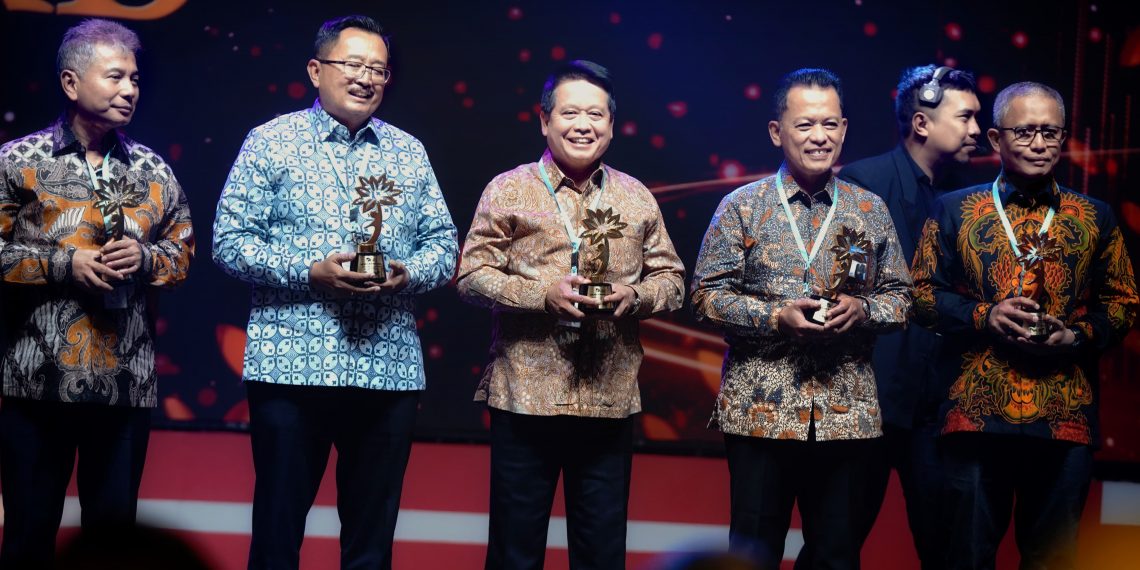 Konsisten Perkuat Literasi dan Inklusi Keuangan Syariah, BSI Terima Penghargaan dari OJK