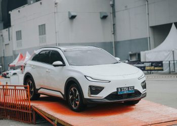 Tips Aman Berkendara dengan Mobil Listrik di Segala Kondisi