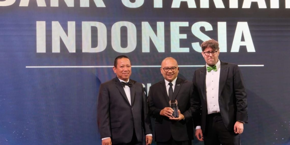Terima Piala Best Digital Bank 2024