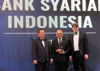 Terima Piala Best Digital Bank 2024