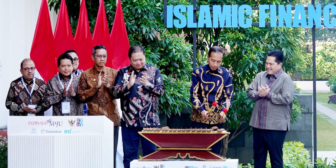 Dirut BSI Dampingi Presiden RI Pukul Gambang Resmikan Kawasan IIFC