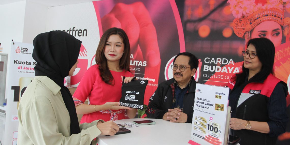 Hari Pelanggan Nasional, Direksi Smartfren Beri Kejutan pada Pelanggan di Galeri