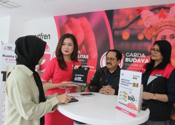 Hari Pelanggan Nasional, Direksi Smartfren Beri Kejutan pada Pelanggan di Galeri