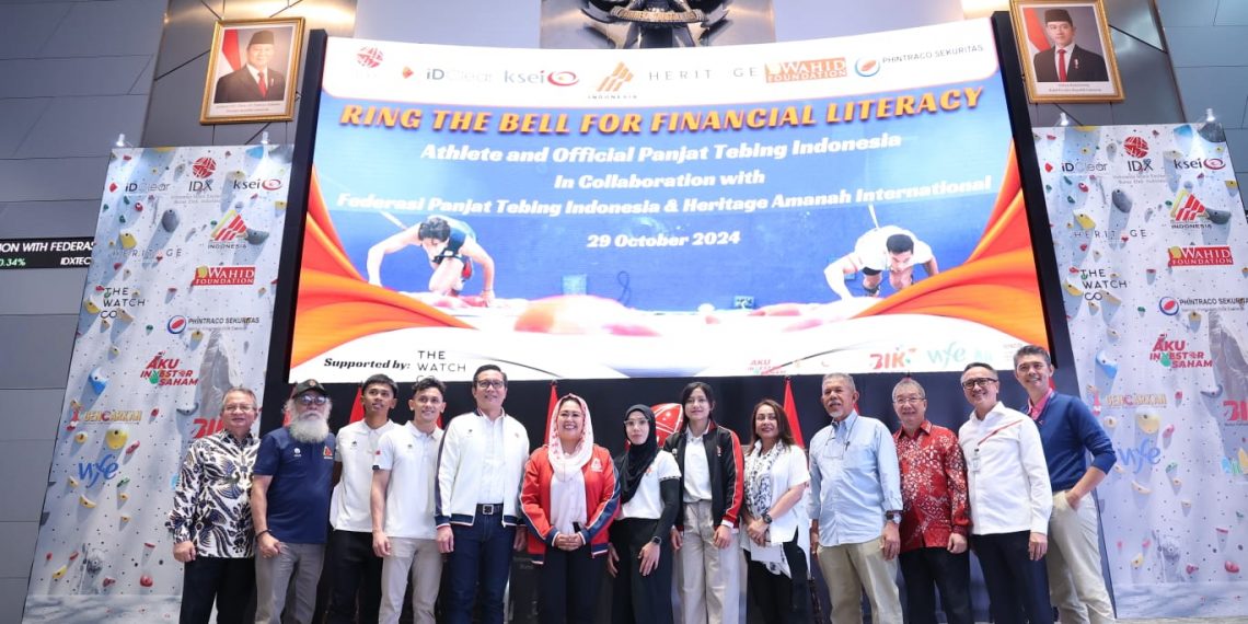 Penekanan Bel Perdagangan BEI Dalam Rangka Literasi Keuangan Bersama Para Atlet Panjat Tebing Indonesia