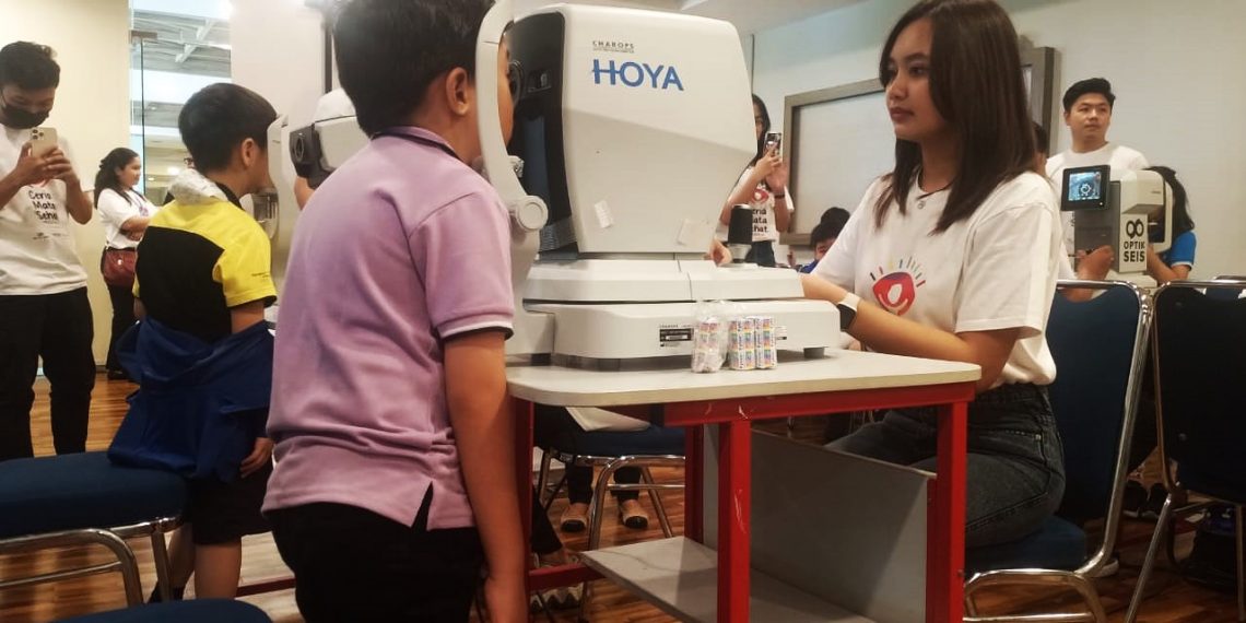 Mata Sehat, Prestasi Hebat! Optik Seis dan Hoya Bekerja sama dengan BPK PENABUR Gelar Pemeriksaan Mata Gratis dalam Rangka World Sight Day 2024