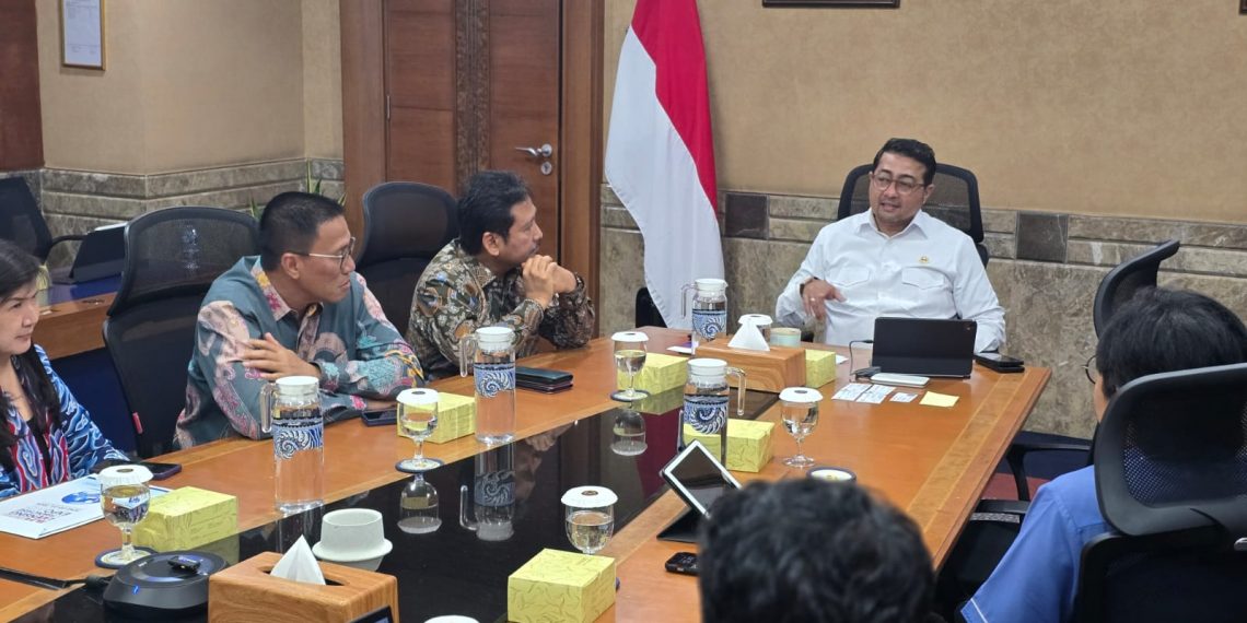 Manfaatkan Produk Ekraf, Menekraf Bahas Kolaborasi Event dengan PHRI