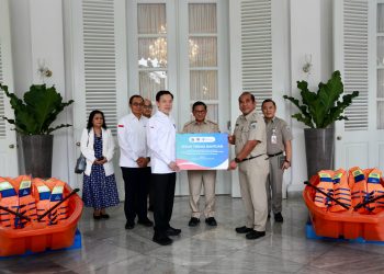Chandra Asri Group Salurkan Bantuan Perahu Evakuasi Ke BPBD DKI Jakarta