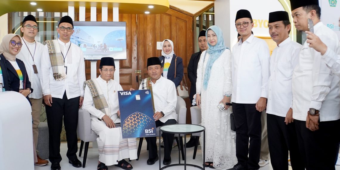 Support Manasik Haji Nasional Serentak di Seluruh Indonesia, BSI Serahkan Kartu BSI Debit Mabrur kepada Calon Jamaah