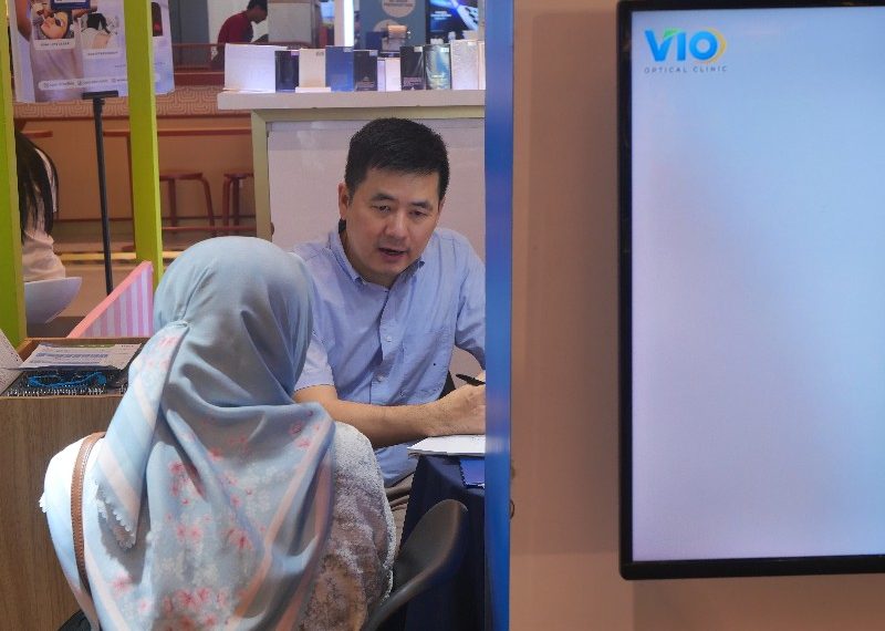 VIO Optical Clinic Kembangkan Pasar dengan Edukasi Ortho-K di Tengah Mal