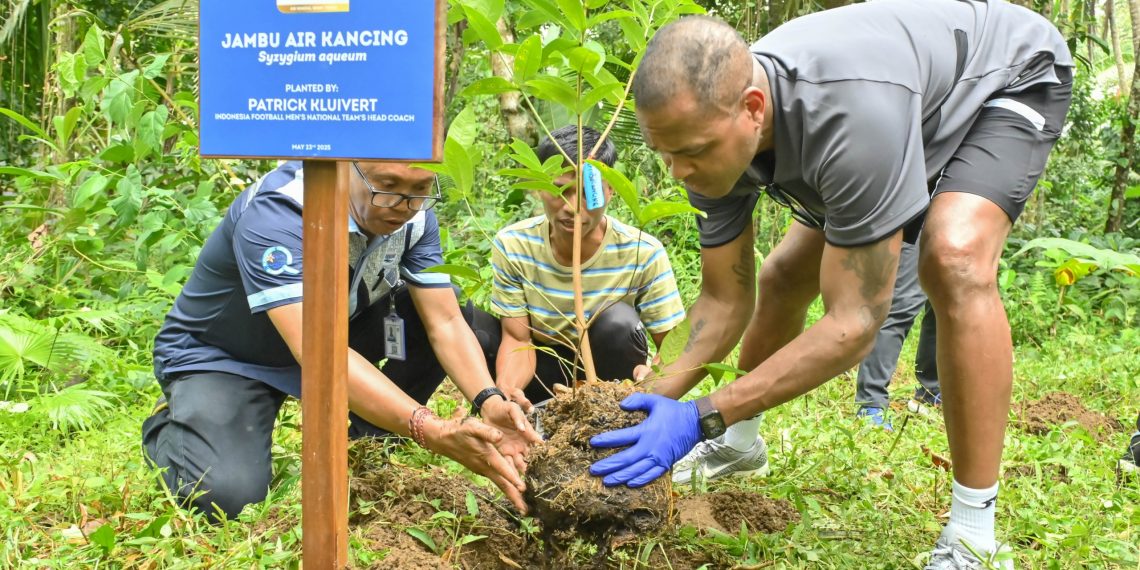 Kunjungi Upaya Konservasi Air di Bali, Tim Kepelatihan Timnas Indonesia Apresiasi Komitmen AQUA Hadirkan Air Mineral Berkualitas