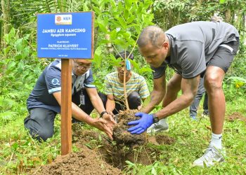 Kunjungi Upaya Konservasi Air di Bali, Tim Kepelatihan Timnas Indonesia Apresiasi Komitmen AQUA Hadirkan Air Mineral Berkualitas
