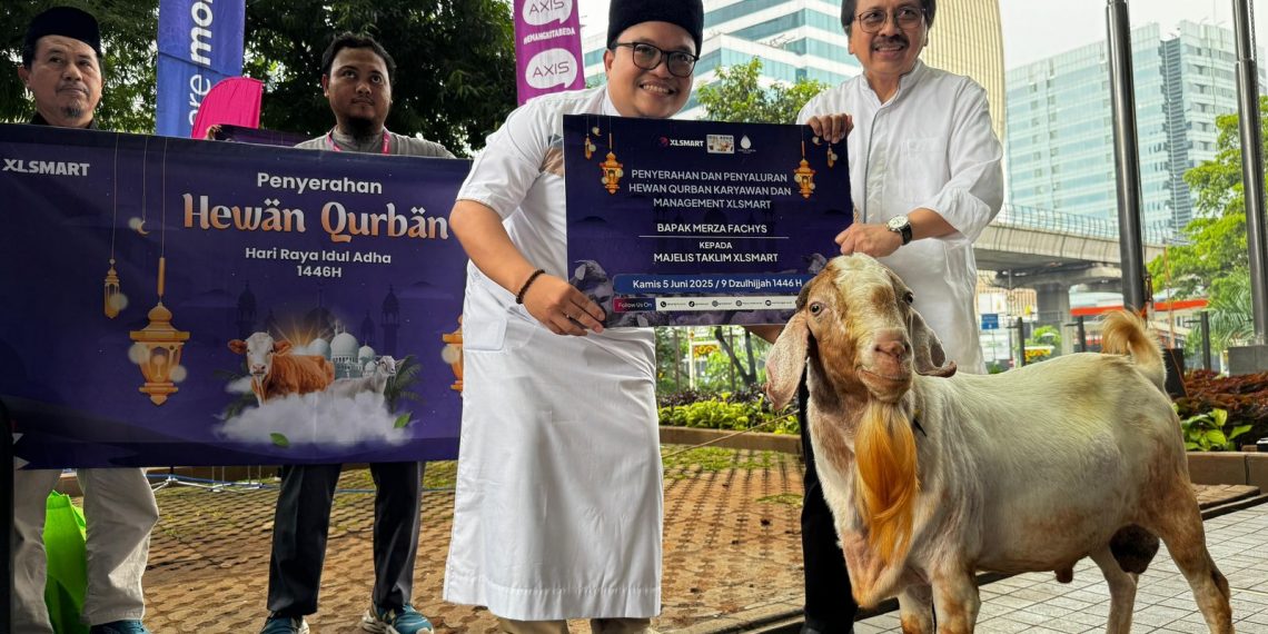 XLSMART Salurkan Hewan Kurban untuk Masyarakat